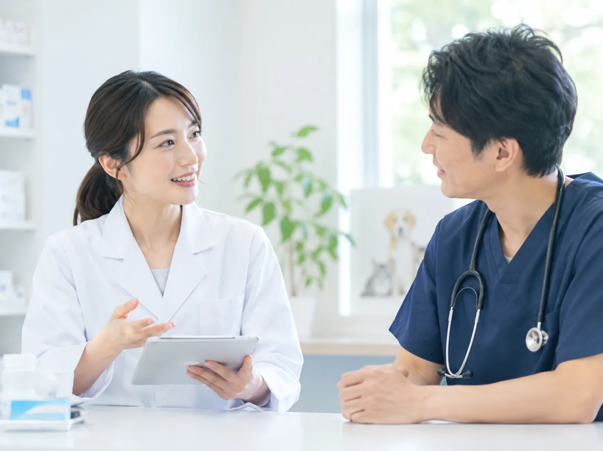 薬剤師と獣医師がタブレットを見ながら相談しているイメージ